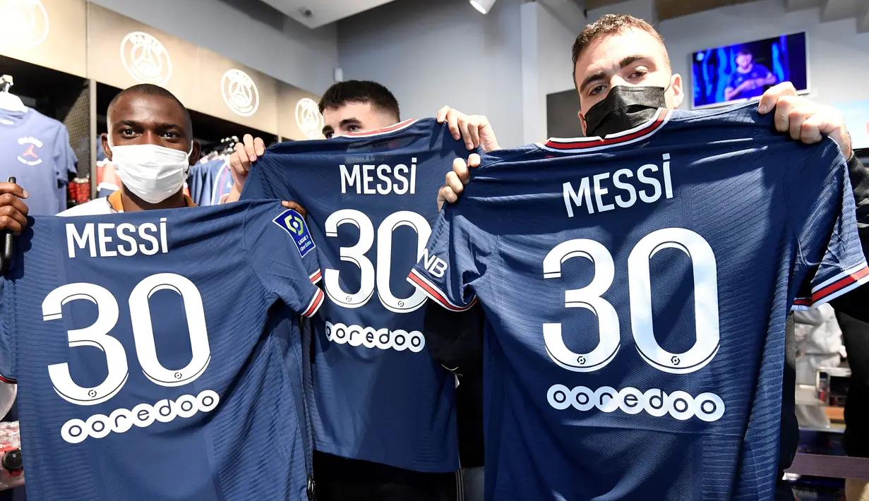Kepindahan Lionel Messi dari Barcelona, bisa dikatakan sebagai mimpi bagi para fans klub Paris Saint-Germain. Hal tersebut membuat jersey bernomor punggung 30 tersebut banyak diserbu oleh penggemar. Tercatat ada 1,2 juta pembelian pada tahun 2021 lalu. (AFP/Bertrand Guay)