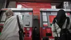 Calon penumpang membeli Tiket Harian Berjaminan (THB) di mesin pengisian Stasiun Sudirman, Jakarta, Rabu (17/7/2019). PT Kereta Commuter Indonesia mulai 1 Agustus 2019 tidak lagi melayani pembelian Tiket Harian Berjaminan (THB) sekali perjalanan. (merdeka.com/qbal S. Nugroho)