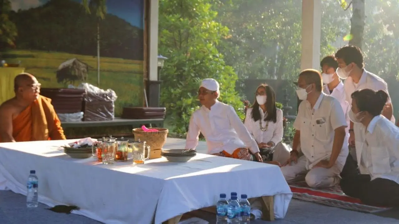 Umat Buddha menggelar Doa Kebahagiaan di Candi Borobudur, Sabtu (2/4/2022).