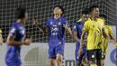 Striker Arema FC, Feby Eka Putra (tengah) kecewa usai gagal memanfaatkan peluang di depan gawang Barito Putera dalam laga matchday ke-2 Grup A Piala Menpora 2021 di Stadion Manahan, Solo, Kamis (25/3/2021). Arema FC kalah 1-2 dari Barito Putera. (Bola.com/Arief Bagus)