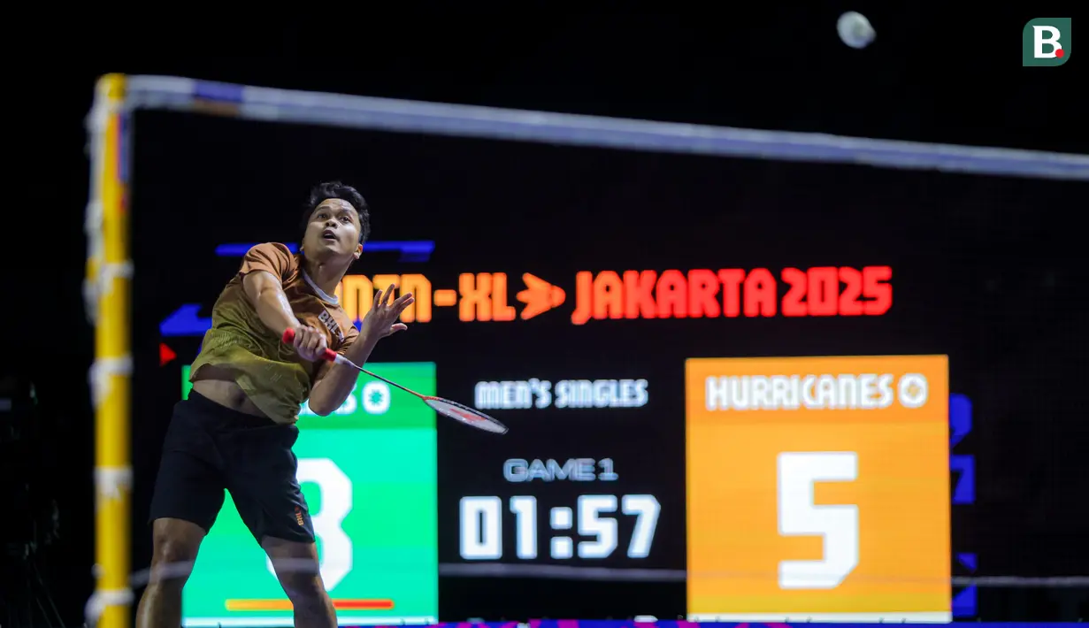 Pebulu tangkis tunggal putra Indonesia, Anthony Ginting dari tim Hurricanes melakukan pukulan smash ke arah Jonatan Christie dari tim Blitzers dalam laga Badminton XL 2025 di Istora Senayan, Jakarta, Sabtu (04/10/2025). (Bola.com/Bagaskara Lazuardi)