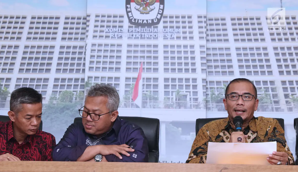 Komisioner KPU, Hasyim Asy’ari (kanan) membacakan rilis pembatalan 11 parpol peserta Pemilu 2019 untuk DPRD Provinsi dan beberapa DPRD Kabupaten/Kota karena tidak menyerahkan laporan awal dana kampanye, Jakarta, (21/3). (Liputan6.com/Helmi Fithriansyah)