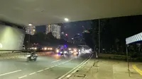 Suasana di Jalan Gatot Subroto dekat Gedung DPR, Senayan, Jakarta terpantau normal setelah aparat membubarkan massa aksi demonstrasi menolak pengesahan RUU TNI, Kamis (20/3/2025) malam. (Liputan6.com/Ady Anugrahadi)