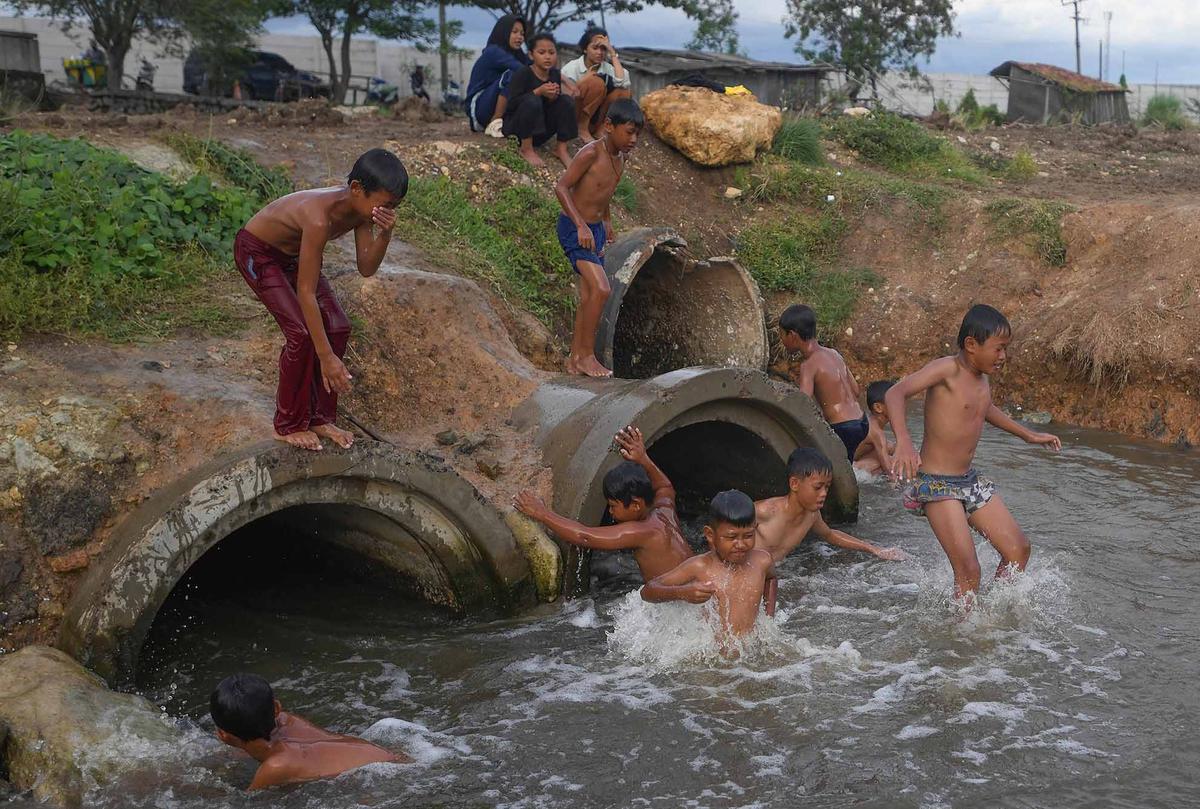 FOTO: Keceriaan Anak-Anak Bermain Pada Saluran Air di Tanjung Pasir
