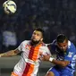 Bek PBFC, Diego Michel (kiri) berebut bola dengan penyerang Persib, Zulham Zamrun saat laga kedua Perdelapan Final Piala Presiden 2015 di Stadion Si Jalak Harupat, Bandung, Sabtu (26/9/2015). PBFC kalah 1-2. (Liputan6.com/Helmi Fithriansyah)