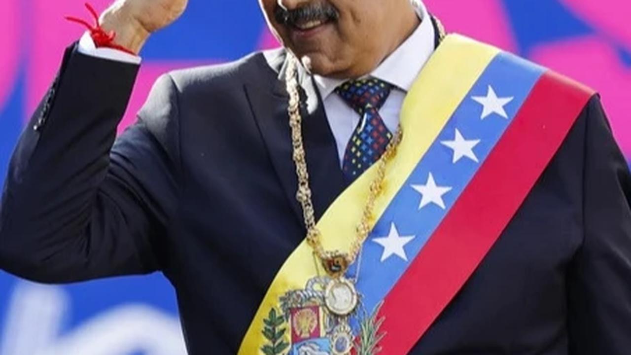 Presiden Venezuela Nicolás Maduro menyapa para pendukungnya pada hari pelantikannya untuk masa jabatan ketiga di istana kepresidenan Miraflores, Caracas, Venezuela, 10 Januari 2025.