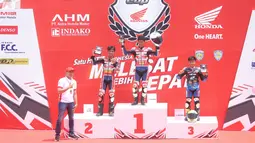Pesta balap motor yang memiliki tajuk “Satu Hati Indonesia Juara, Melesat Lebih Cepat” ini menantang para pebalap Sumatera Utara untuk berkompetisi di sejumlah kelas bergengsi, mulai dari HDC 2025 membuka 10 kelas utama dan Sonic/GTR 150 Expert/Novice (HDC 1). (Bola.com/M Iqbal Ichsan)