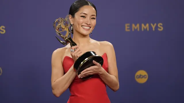 Anna Sawai dalam Emmy Awards 2024. (AP Photo/Jae C. Hong)