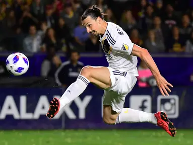Pemain LA Galaxy, Zlatan Ibrahimovic berusaha mencetak gol ke gawang New Yorks Red Bulls pada laga lanjutan Major League Soccer di Carson, California, 28 April 2018. Ibrahimovic didatangkan LA Galaxy pada tahun 2018. Setahun di Los Angeles, ia tercatat telah mencetak 53 gol dari 58 pertandingan. (AFP/Frederic J. Brown)