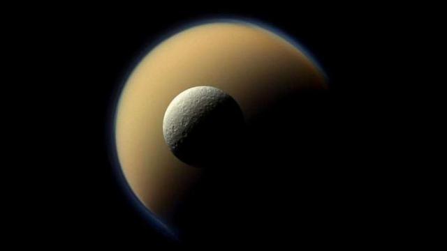 Dua Bulan Saturnus. (NASA/JPL-Caltech/Space Science Institute)