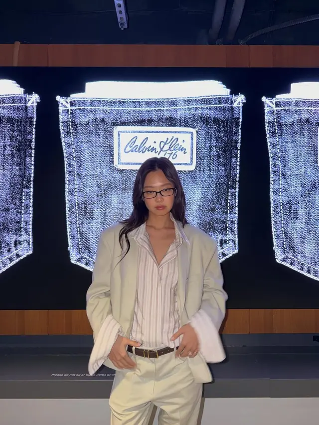 Jennie BLACKPINK Tampil Semi Maskulin dengan Office Look Elegan di Calvin Klein Show NYFW 2026