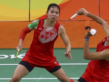 Pasangan Indonesia, Greysia Polii/Nitya Krishinda Maheswari, kalah dari wakil China, Tang Yuanting/Yu Yang, pada perempat final Olimpiade 2016 di Rio de Janeiro, Brasil, Senin (14/8/2016). (Reuters/Marcelo Del Pozo)