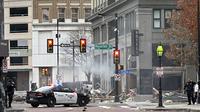 Sebuah ledakan besar di sebuah hotel di Texas menyebabkan sedikitnya 21 orang terluka sementara yang lain terjebak di ruang bawah tanah dan perlu diselamatkan pada hari Senin, kata para pejabat.  (Cameron Arnold via AP)