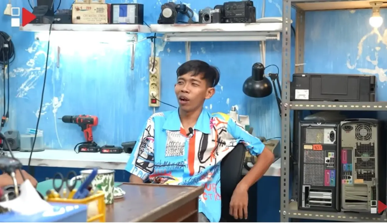 "Pacaran 3 tahun, nikahnya dua minggu. Waktu pacaran gua STM di kampung, nah bini yang pertama itu SMA bareng sama gua, tiga tahun pacaran." kata Dede seperti dilansir dari kanal Youtube HAS Creative. [Youtube/HAS Creative]