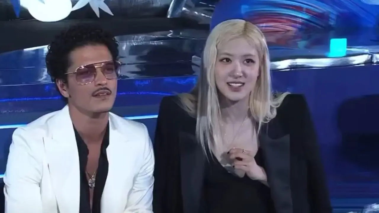Gaya Rose BLACKPINK Saat Datang ke MAMA Awards 2024 Bareng Bruno Mars