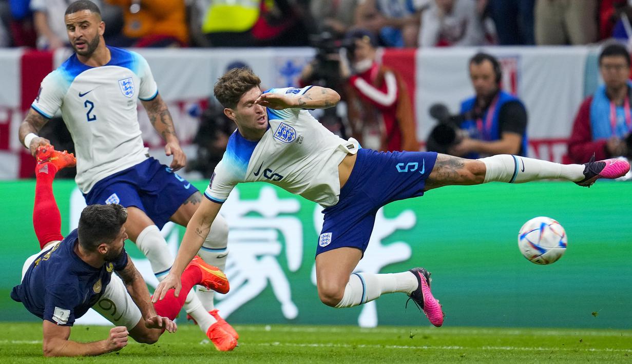 Prancis bermain lebih dominan di awal laga dan telah memperoleh peluang pada menit ke-11. Sundulan Olivier Giroud usai menerima umpan Ousmane Dembele masih mampu diamankan kiper Inggris, Jordan Pickford. (AP/Natacha Pisarenko)