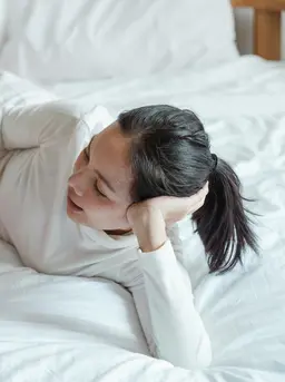 Setelah fondasi awal terbentuk, langkah berikutnya adalah menjaga konsistensi sekaligus memperdalam refleksi. Di sini peran Sahabat Fimela yang menjadi kunci. [Dok/Pexels.com/Ketut Subiyanto].