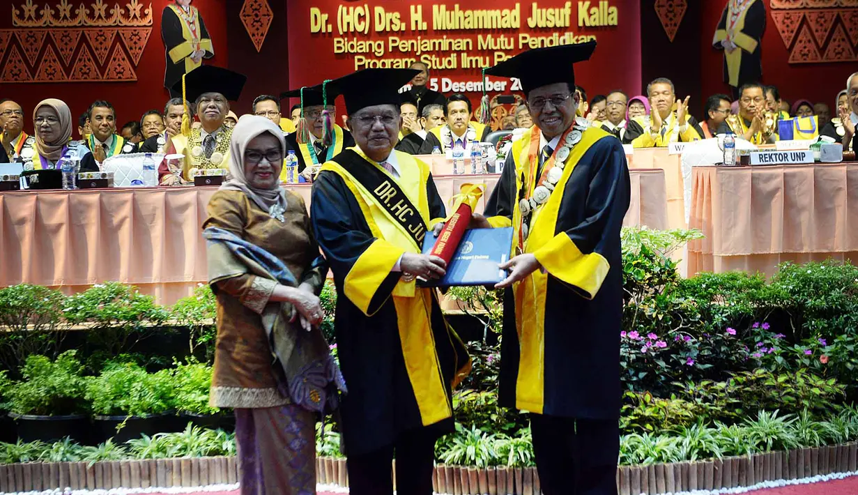 Mantan Wakil Presiden Jusuf Kalla (kiri) didampingi sang istri, Mufidah Kalla berjabat tangan dengan Rektor Universitas Negeri Padang (UNP) Ganefri (kanan) saat penganugerahan gelar doktor kehormatan (Dr. Honoris Causa), di kampus tersebut di Padang, Kamis (5/12/2019). (FOTO: Tim Media JK)