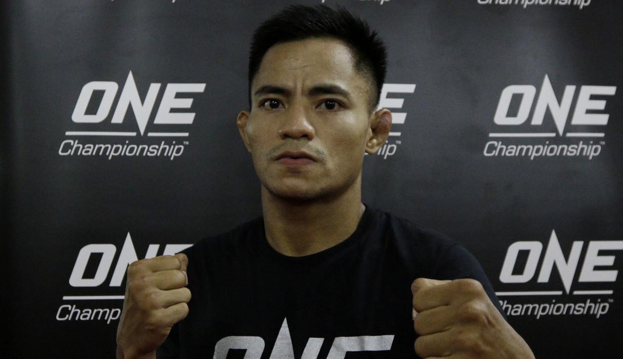 Petarung MMA, Stefer Rahardian, berpose usai latihan di Syena Martial Arts, Jakarta, Rabu (16/1). Latihan ini merupakan persiapan jelang laga One Championship pada Sabtu (19/1) mendatang di Istora Senayan. (Bola.com/M. Iqbal Ichsan)
