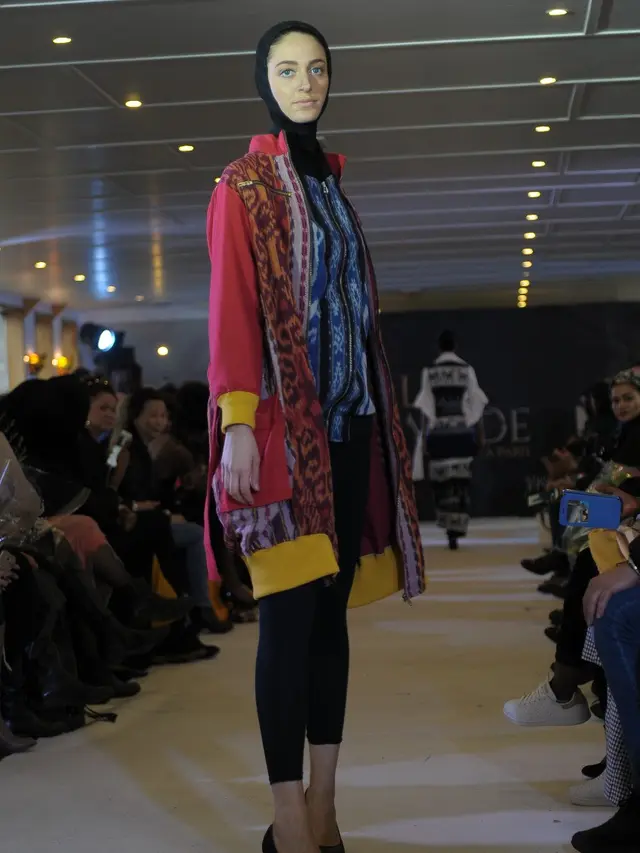 Busana Torso Nimbrung karya siswa SMK Kudus di fashion show Paris