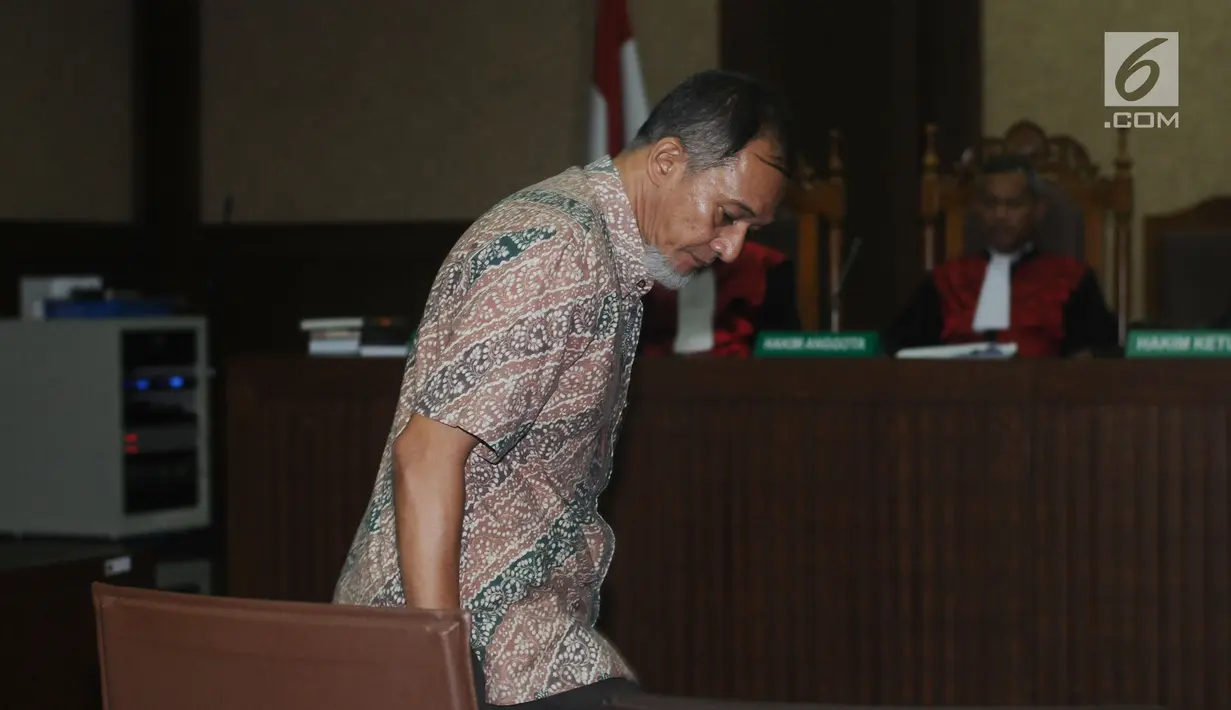 Tersangka kasus dugaan suap pengadaan monitor satelit Bakamla, Nofel Hasan bersiap mengikuti sidang perdana di Pengadilan Tipikor, Jakarta, Rabu (3/1). Sidang beragendakan pembacaan dakwaan Jaksa Penuntut Umum. (Liputan6.com/Helmi Fithriansyah)