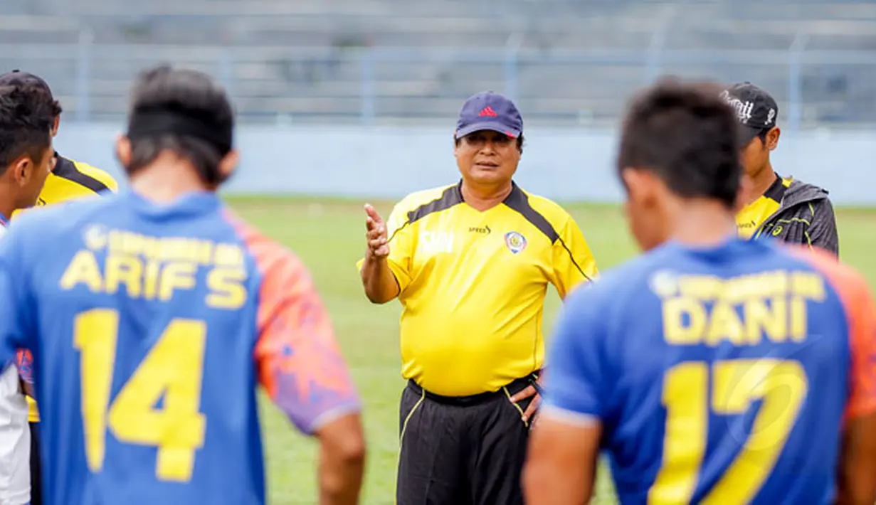 Pelatih Arema Cronus, Suharno (tengah) memberikan instruksi pada timnya saat sesi latihan di Stadion Gajayana, Malang, Sabtu pagi (17/1/2015). (Liputan6.com/Faizal Fanani)