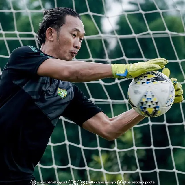 Potret Rivky Mokodompit Calon Kiper Persebaya Saat Berlatih