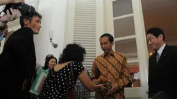 Disela-sela kunjungan Menlu Jepang, Jokowi mendapat karangan bunga, Jakarta, Selasa (12/8/14). (Liputan6.com/Herman Zakharia)