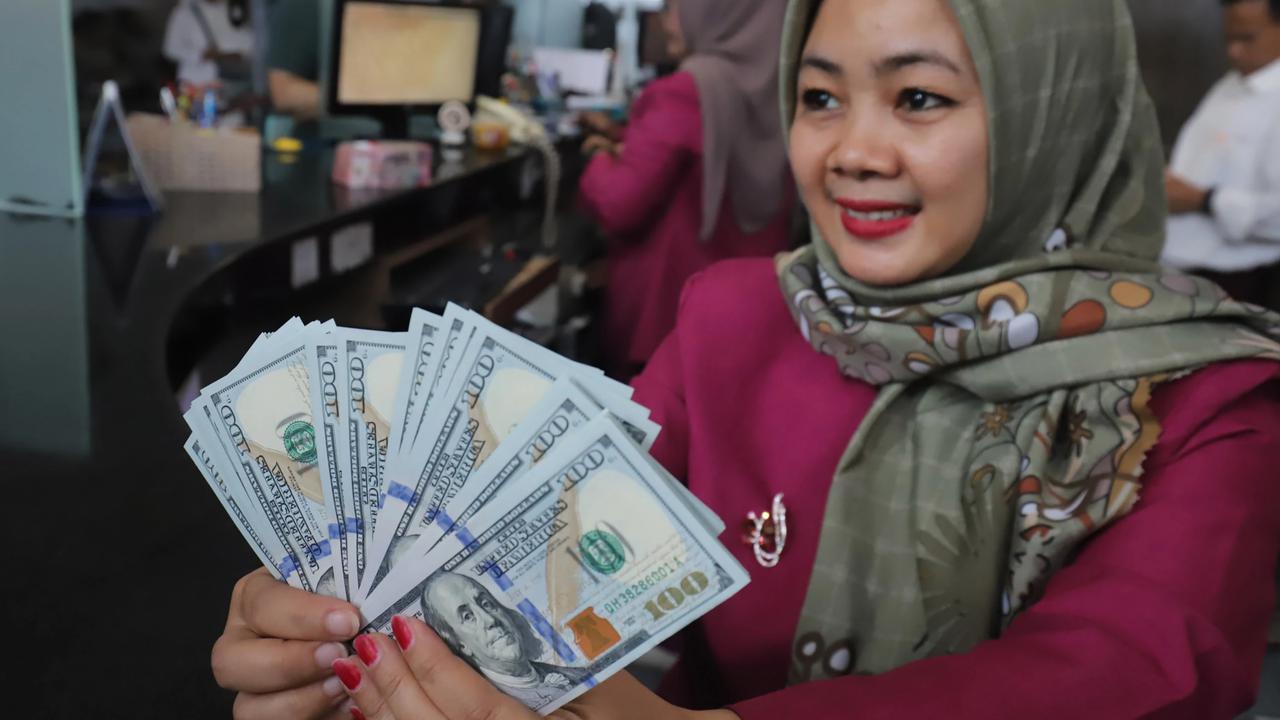 FOTO: Rupiah Menguat Tipis Namun Masih Bertahan di Level Rp18 Ribu