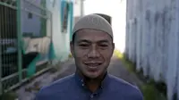 Tantan dengan mengenakan peci kesukaannya saat mengikuti salat berjamaah bersama rekan-rekannya  di Masjid Nurul Huda,  Sidoarjo, Jawa Timur, Sabtu (11/6/2016). (Bola.com/Nicklas Hanoatubun)