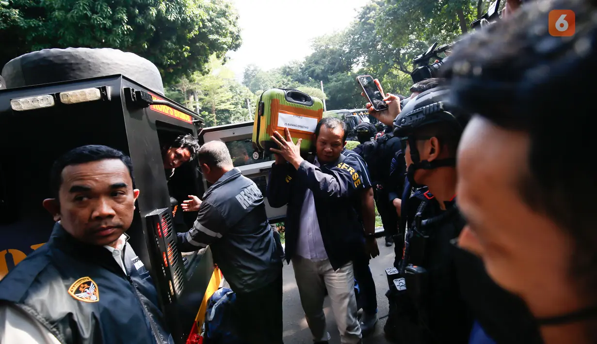 Petugas kepolisian memasukkan barang bukti hasil penggeledahan dari rumah di Sentul terkait dugaan kasus korupsi ke dalam gedung Direktorat Reserse Kriminal Khusus (Disreskrimsus) Polda Metro Jaya, Kamis (9/7/2026), (KLY/Budy Santoso)
