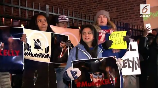 Aksi demonstrasi dilakukan sejumlah orang di depan studio R. Kelly di Chicago. Mereka menuntut R.Kelly segera diadili karena dugaan kasus pelecehan seksual gadis di bawah umur.
