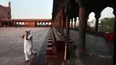 Seorang Muslim menyeka usai berwudhu sebelum salat pada hari pertama bulan puasa Ramadan di Masjid Jama yang sepi, yang biasanya dipadati ribuan umat, selama penguncian nasional untuk mengendalikan penyebaran virus corona Covid-19, di New Delhi, India (25/4/2020). (AP Photo/Manish Swarup)