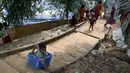 Anak-anak pengungsi Rohingya bermain di kamp Kutupalong, di Ukhia, Bangladesh pada 6 Oktober 2020. Lebih dari satu juta etnis Rohingya melarikan diri dari Myanmar dan menetap di Kutupalong yang merupakan salah satu kamp pengungsi terbesar di dunia. (Munir Uz Zaman/AFP)