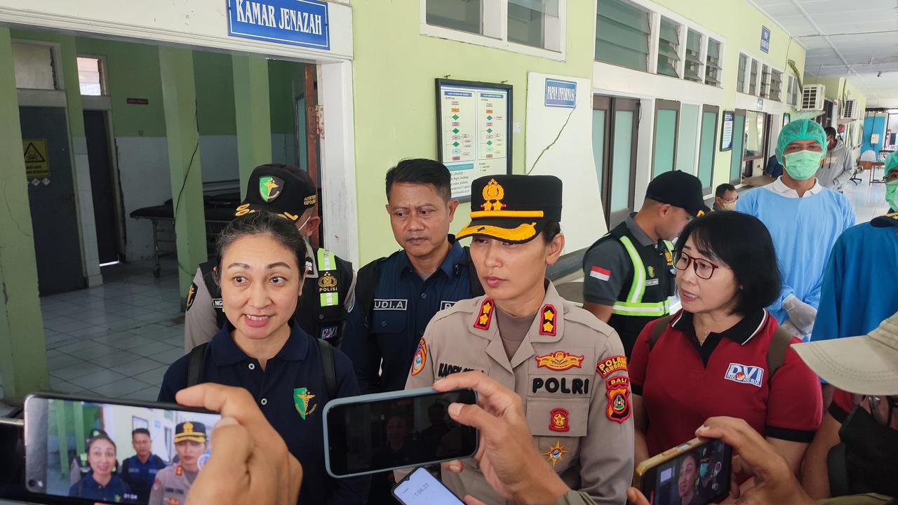 Penyerahan jenazah korban KMP Tunu Pratama Jaya kepada pihak keluarga, Rabu (8/10).