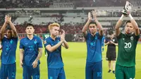 Para pemain Thailand menyapa suporter setelah berakhirnya laga matchday ketiga Grup A Piala AFF 2022 menghadapi Indonesia di Stadion Utama Gelora Bung Karno, Senayan, Jakarta, Kamis (29/12/2022) sore WIB. (Bola.com/M Iqbal Ichsan)