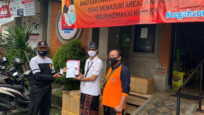 Penyerahan hand sanitizer Diageo indonesia di Tabanan Bali