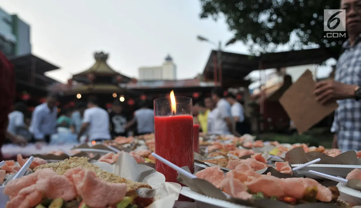 Hidangan berbuka puasa atau takjil di Vihara Dharma Bhakti, Glodok, Jakarta, Rabu (30/5). Acara ini diinisiasi oleh Yayasan Wihara Kim Tet Ie bekerja sama dengan Muslim Tionghoa dan Laskar Pembela Islam. (Merdeka.com/Iqbal S. Nugroho)