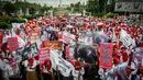 Ribuan bidan dari Forum Bidan Desa Pegawai Tidak Tetap (PTT) Indonesia berunjuk rasa di depan Istana Negara, Jakarta, Selasa (20/9). Mereka menuntut pemerintah segera mengumumkan seleksi pengangkatan bidan PTT menjadi PNS. (Liputan6.com/Faizal Fanani)