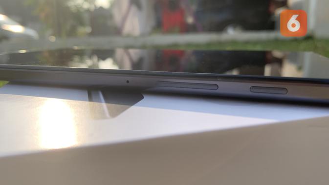 Slot microSD dan kartu SIM terletak di sisi kiri bodi Galaxy Tab A7 Lite. (Liputan6.com/ Yuslianson)