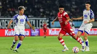 Penyerang Persis Solo, Ramadhan Sananta (tengah), saat berusaha menembak bola di hadapan bek PSIS Semarang, Alfeandra Dewangga, pada duel Derbi Jawa Tengah di Stadion Manahan, Solo, Sabtu (17/8/2024). (Bola.com/Radifa Arsa)&nbsp;&nbsp;&nbsp;