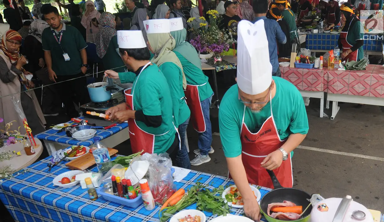 Karyawan Badan Pengkajian dan Penerapan Teknologi (BPPT) beradu cepat saat lomba masak di Puspitek, Setu, Tangerang Selatan, Kamis (24/1). Lomba ini menggunakan bahan baku beras sagu, tepung cassava instan dan ikan nilla. (Merdeka.com/Arie Basuki)