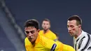 Penyerang Juventus, Federico Bernardeschi (kanan) berusaha merebut bola bek Cagliari, Gabriele Zappa selama pertandingan lanjutan Liga Serie A Italia di stadion Juventus di Turin (21/11/2020). Juventus menang atas Cagliari 2-0. (AFP/Miguel Medina)