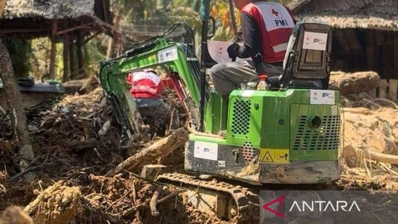 PMI Sumut Gerakkan Ekskavator Bersihkan Lingkungan Tapteng Jelang Ramadan