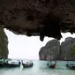 Sejumlah perahu berlabuh di Maya Bay, pulau Phi Phi Leh, Thailand, Kamis (31/5). Maya Bay akan ditutup untuk memulihkan terumbu karang yang sakit akibat peningkatan suhu serta pencemaran lingkungan oleh pengunjung. (AP Photo/Sakchai Lalit)