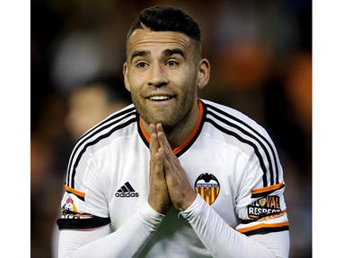 Pemain Valencia, Nicolas Otamendi tampil pada laga La Liga melawan Athletic Bilbao di Stadion Mestalla, Spanyol, Minggu (9/11/2014). Sempat dikaitkan dengan Manchester United namun Otamendi malah resmi pindah ke Manchester City. (EPA/Juan Carlos Cardenas)