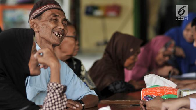 Warga menerima Kartu Lansia Jakarta (KLJ) saat pendistribusian di Jakarta Islamic Center, Koja, Rabu (24/4). Penerima KLJ mendapatkan Rp 600.000 per bulan sebagai bentuk pemberian bantuan sosial untuk pemenuhan kebutuhan dasar bagi lanjut usia. (merdeka.com/Iqbal S. Nugroho)