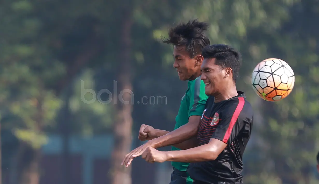 Duel pemain Timnas Indonesia U-16 dan pemain Timnas Pelajar U-15 pada laga uji coba di Stadion Atang Sutesna, Cijantung, Rabu (17/5/2017). Timnas Indonesia U-16 menang 5-1. (Bola.com/Nicklas Hanoatubun)