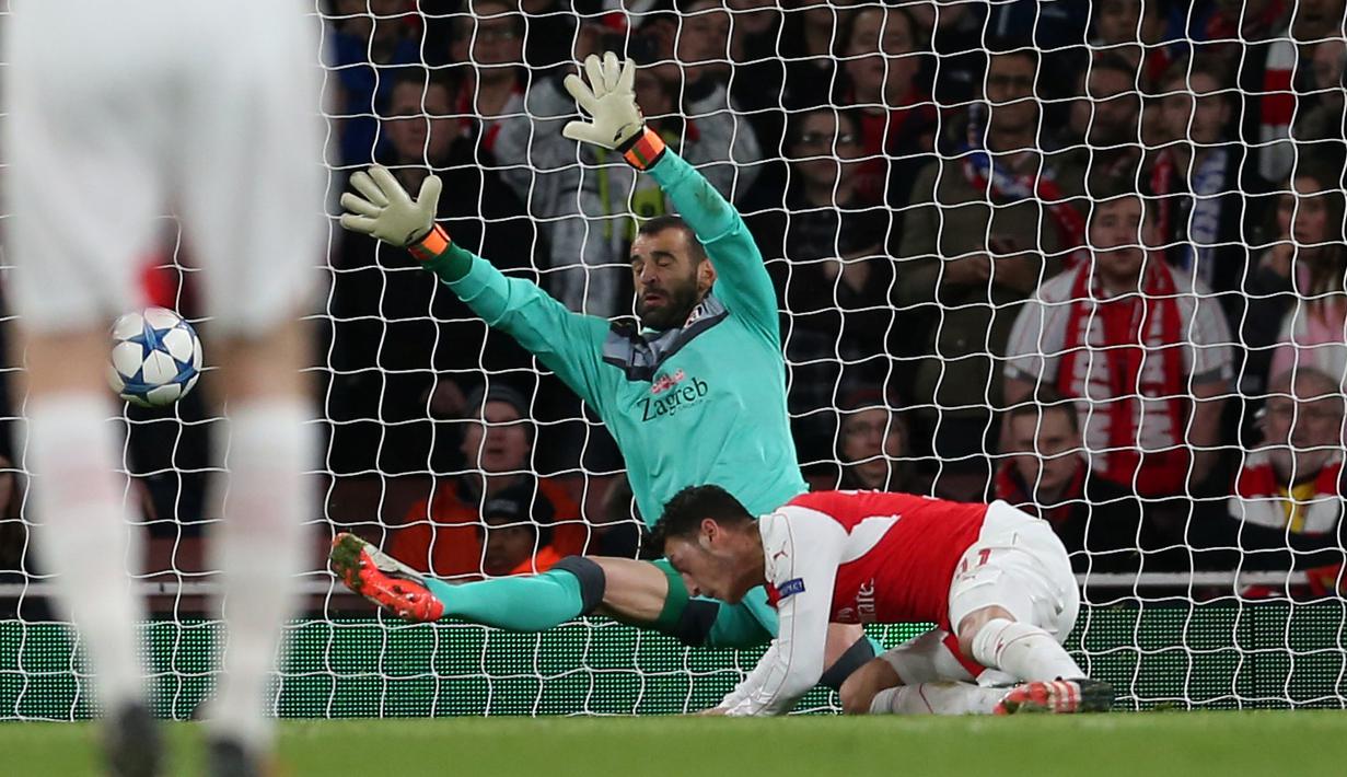 Pemain Arsenal, Mesut Ozil, saat mencetak gol pertama ke gawang Dinamo Zagreb bersama Hector Bellerin, dalam laga Grup F Liga Champions di Stadion Emirates, London, Rabu (25/11/2015) dini hari WIB. (Action Images via Reuters/Matthew Childs)