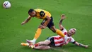 Bek Wolverhampton Wanderers, Marcal, berebut bola dengan striker Sheffield United, Oliver McBurnie, pada laga Liga Inggris di Bramall Lane, Selasa (15/9/2020). Wolverhampton menang 2-0 atas Sheffield United. (AFP/Laurence Griffiths/pool)